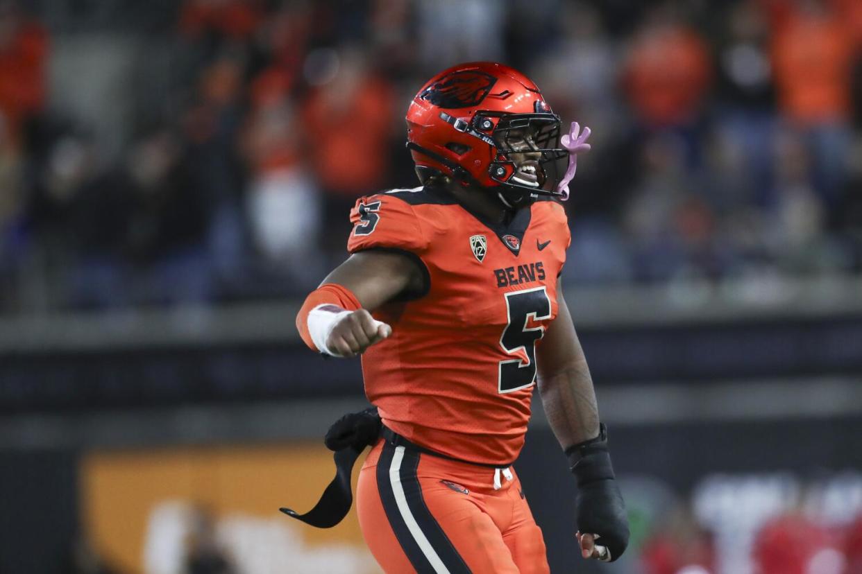 Oregon State linebacker Easton Mascarenas-Arnold runs off the field last season.