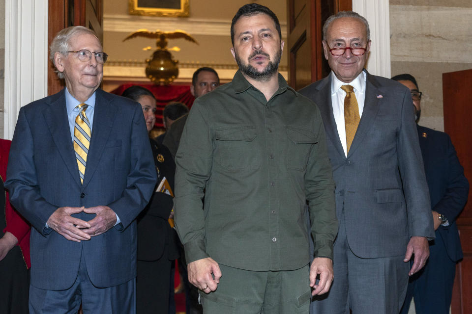 El presidente ucraniano Volodymyr Zelenskyy, centro, flanqueado por los jefes de los bloques de senadores, el republicano Mitch McConnell, izquierda, y el demócrata Chuck Schumer, habla brevemente con la prensa después de su reunión con legisladores en el Capitolio, Washington, jueves 21 de setiembre de 2023. (AP Foto/Jacquelyn Martin)