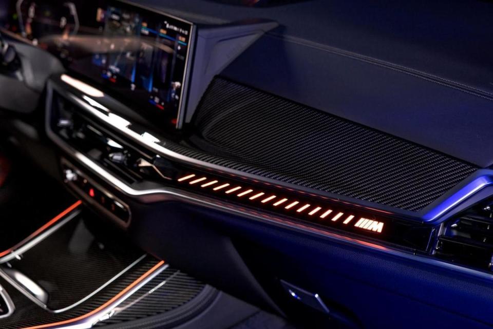 BMW X7 M60i xDrive座艙專屬的M碳纖維飾板、M圖樣環艙氣氛燈條與BMW Individual Alcantara麂皮黑色車內頂篷，打造豪華與熱情兼具的層峰級座艙。