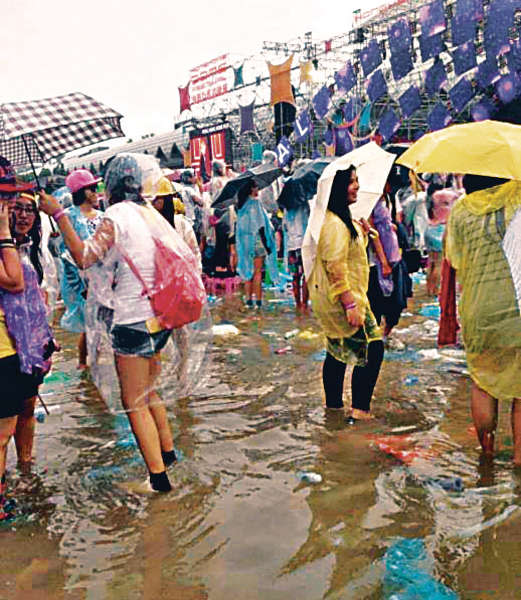 暴雨後場地嚴重水浸。(網上圖片)