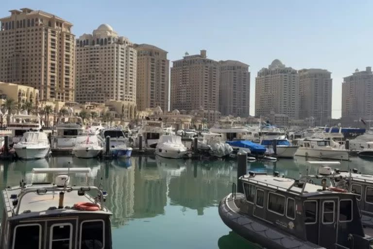 La marina de Porto Arabia, diseñada con motivos árabes, es uno de los centros neurálgicos de la Perla