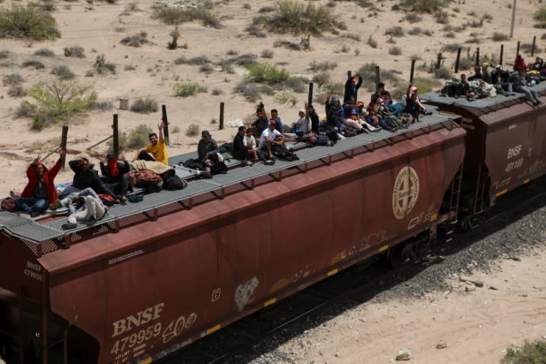 Migrantes de diferentes países que buscan asilo en Estados Unidos viajan en vagones de carga del tren mexicano conocido como "La Bestia" en el estado de Chihuahua, México (Herika Martinez)