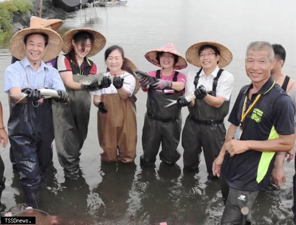 王縣長前往芳苑鄉漢寶村哈哈漁場，當一日漁夫。（記者方一成攝）