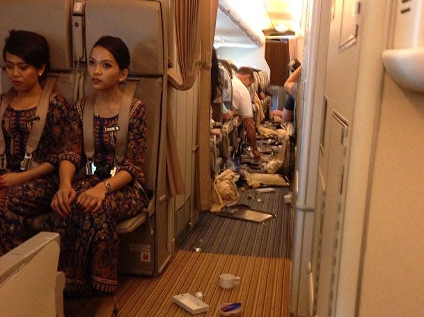 singapore airlines turbulence mess