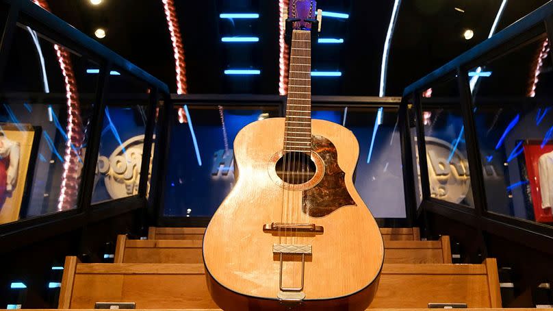 Imagen de la llamada 'guitarra perdida' de Lennon, expuesta en Londres antes de salir a subasta.