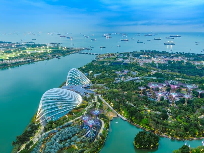 Der Sky Park des Marina Bay Sands-Hotel überblickt den gesamten Inselstaat, die berühmten Gardens by the Bay und das Meer. - Copyright: gnohz/Shutterstock