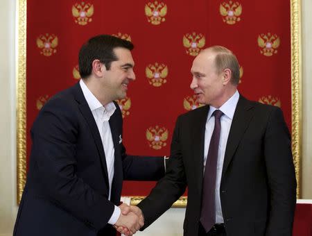 Russian President Vladimir Putin (R) shakes hands with Greek Prime Minister Alexis Tsipras during a signing ceremony at the Kremlin in Moscow, April 8, 2015. REUTERS/Alexander Zemlianichenko/Pool