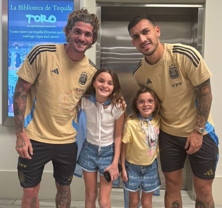 Las Princess junto a Rodrigo De Paul y Leandro Paredes