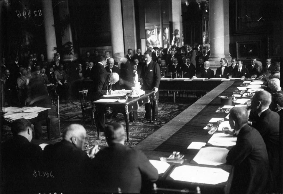 El primer ministro griego Eleftherios Venizelos firmando el Tratado de Sevres, un acuerdo auxiliar al de Versalles firmado en 1920, que ratificaría la desintegración del Imperio Otomano y el establecimiento en Oriente Próximo de una serie de nuevos países tutelados por Francia y Gran Bretaña. <a href="https://commons.wikimedia.org/wiki/File:Venizelos_signing_the_Treaty_of_Sevres.jpeg" rel="nofollow noopener" target="_blank" data-ylk="slk:Bibliothèque nationale de France / Agence de presse Meurisse;elm:context_link;itc:0;sec:content-canvas" class="link ">Bibliothèque nationale de France / Agence de presse Meurisse</a>