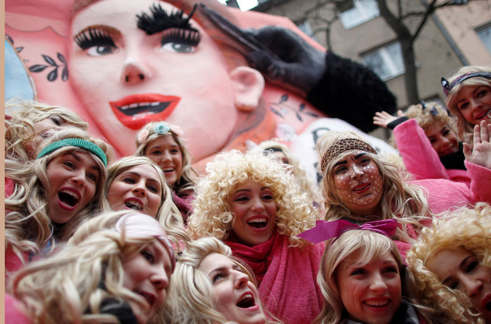 <p>Costumed people attend the traditional Rose Monday Carnival parade in Duesseldorf, Germany, Feb. 27, 2017. (Photo by Leon Kuegeler/Anadolu Agency/Getty Images) </p>