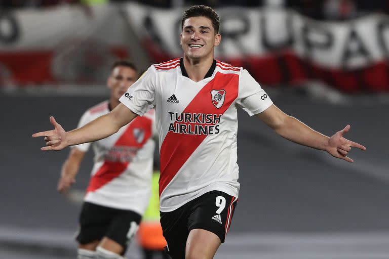 Julián Álvarez celebra sus goles con el gesto de Spider-Man (Photo by ALEJANDRO PAGNI / AFP)