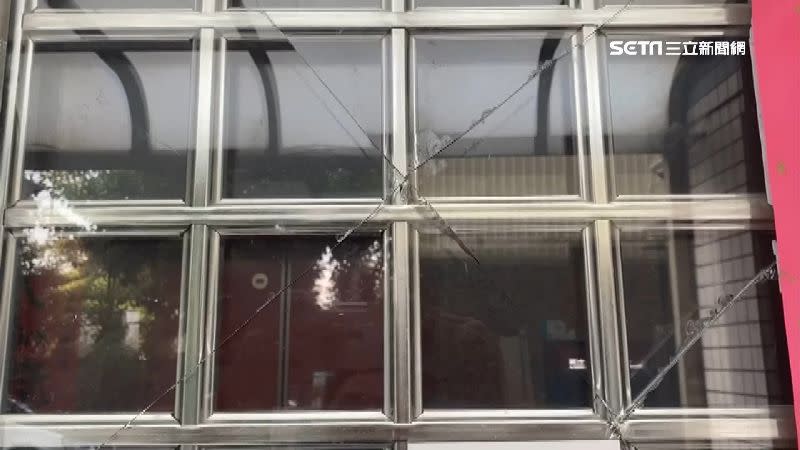 鐵門的玻璃碎裂。
