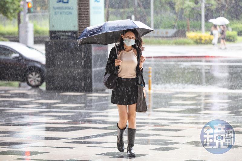 氣象專家吳德榮表示，週六（21日）至下週二（24日）「滯留鋒」又再度調整回台灣附近徘徊，有激發「對流胞」發展的機率，應注意劇烈天氣。