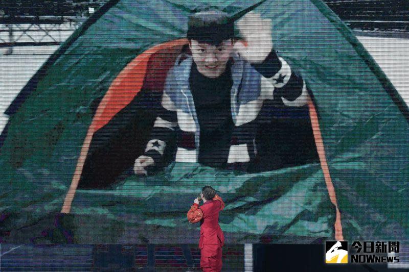 ▲許富凱真的在台北小巨蛋搭帳篷。（圖／記者林調遜攝, 2021.12.04）