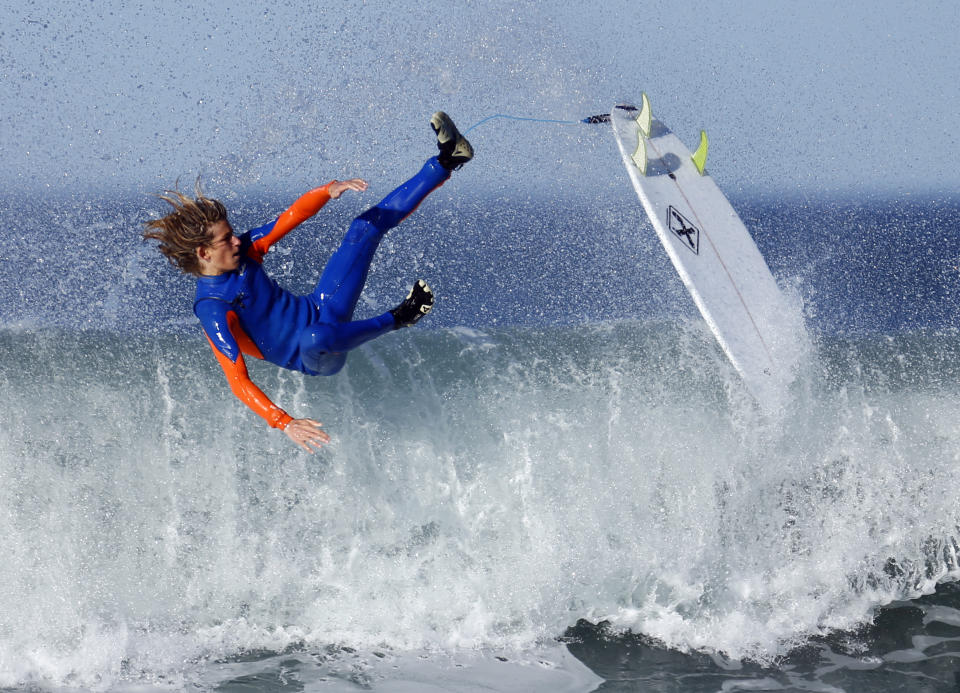 Surfer Cole Clisby falls while taking part in his surf P.E. class for his high school in Cardiff, California February 12, 2015.   REUTERS/Mike Blake  (UNITED STATES - Tags: SOCIETY ENVIRONMENT)