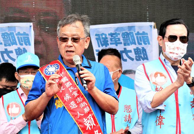 賴峰偉左批陳光復4年縣長任內缺乏實質治理成績，只會開社會福利的空頭支票，右批葉竹林8年市長任內毫無建樹，連個蚵殼的清理工作都做不好。（張茂雄攝）