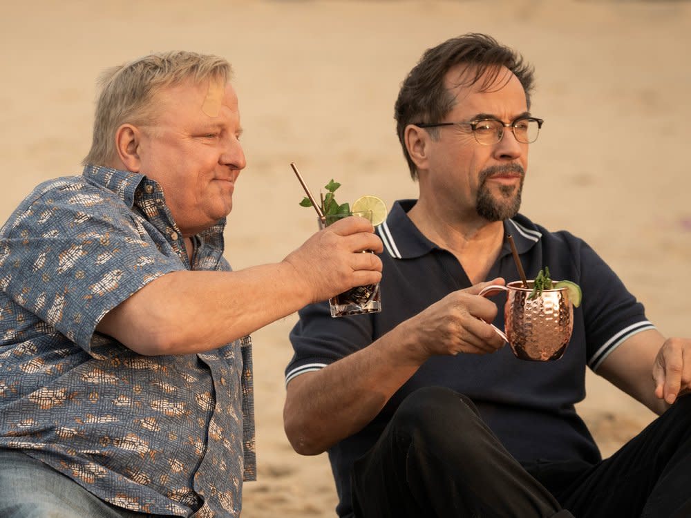 "Tatort: Unter Gärtnern": Boerne (Jan Josef Liefers, r.) und Thiel (Axel Prahl) genießen einen Drink - Cuba Libre und Moscow Mule - am Strand. (Bild: WDR/Bavaria Fiction GmbH/Thomas Kost )