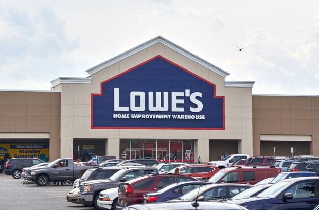 Lowe's (LOW) witnesses sturdy comps growth. Further, the company expects to benefit from opportunities in the home improvement market.