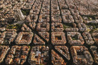 <p>Barcelona supera a Madrid como ciudad más cara para vivir de alquiler. El precio medio en la Ciudad Condal se sitúa a finales de 2021 en los 15,4 euros por metro cuadrado al mes, lo que supone un incremento del 3,1% con respecto a 2020. (Foto: Getty Images).</p> 