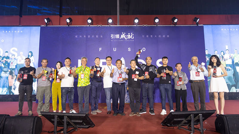 中小企業或自行創業的「引領藍海組」得獎者 (左7為台灣戴姆勒亞洲商車 執行長 朴正祐)。