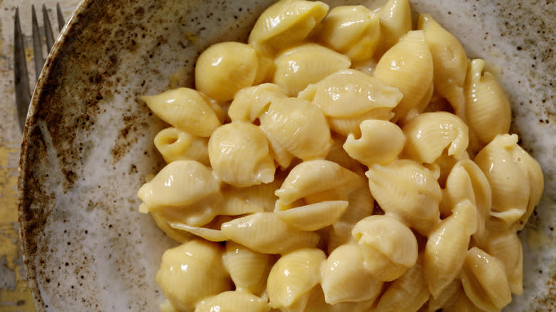 Close up image of macaroni shells and cheese