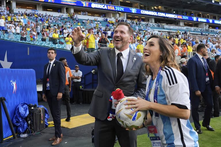 Soledad Pastorutti y Alejandro Domínguez, presidente de la CONMEBOL, antes del partido entre Argentina y Colombia.