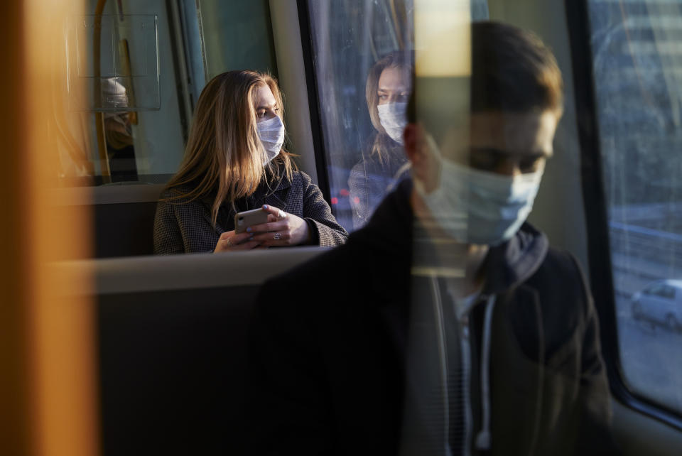 Personas en un bus que llevan mascarillas (Foto:Getty)