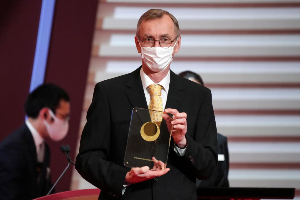 Japan Prize 2020 laureate Swedish geneticist Svante Paabo poses with his trophy during the Japan Prize presentation ceremony in Tokyo, Japan April 13, 2022. Japan Prize this year awarded the winners including the years of 2020 and 2021. Eugene Hoshiko/Pool via REUTERS