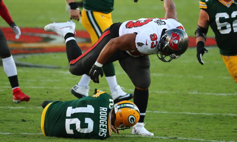 Ndamukong Suh sacks Aaron Rodgers during the second-quarter