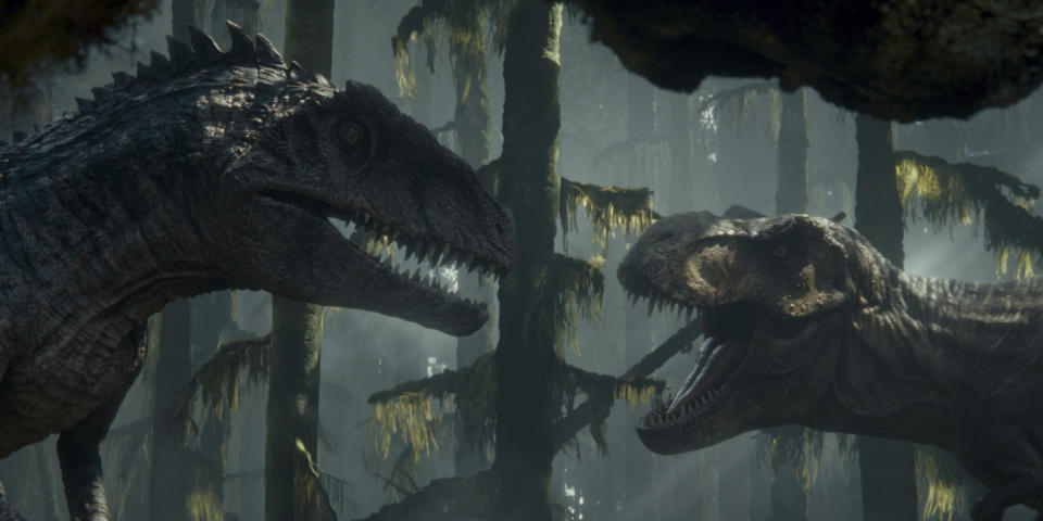 En esta imagen proporcionada por Universal Pictures un giganotosaurio, izquierda, y un T. Rex en una escena de "Jurassic World Dominion". (Universal Pictures/Amblin Entertainment via AP)