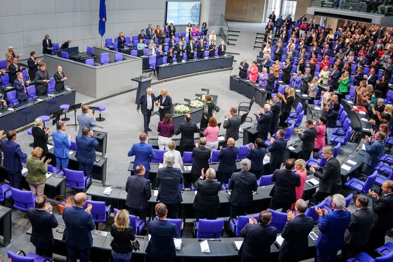 Members of the Bundestag stand up for Gerhart Baum (C,L), former German Minister of the Interior and FDP Member of Parliament, next to Bärbel Bas (MR), President of the Bundestag, during the ceremony marking the 75th anniversary of the Bundestag's constituent session. Kay Nietfeld/dpa