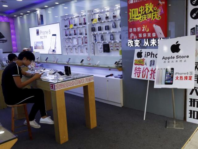 What It S Actually Like Inside One Of China S Fake Apple Stores