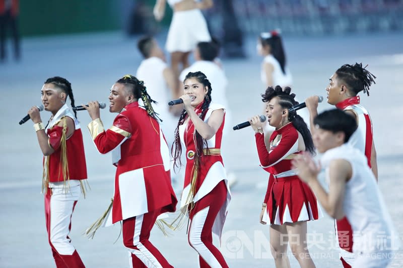 2017世界大學運動會19日晚間在台北田徑場開幕，團體「I-WANT星勢力」登場演出，熱力演唱嗨翻全場。（中央社）