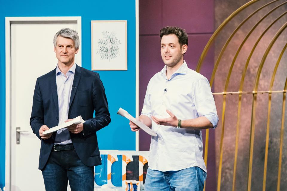 Benjamin Ohmer (r.) und sein Kollege Volker Junior stellen in der “Höhle der Löwen” ihre TROY-Wärmflaschen vor. Foto: MG RTL D / Bernd-Michael Maurer