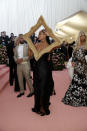 <p>Moschino también diseñó el vestido-cuadro de Tracee Ellis Ross. ¿Se inspiraría en el marco de la serie ‘Friends’? (Foto: Mario Anzuoni / Reuters). </p>