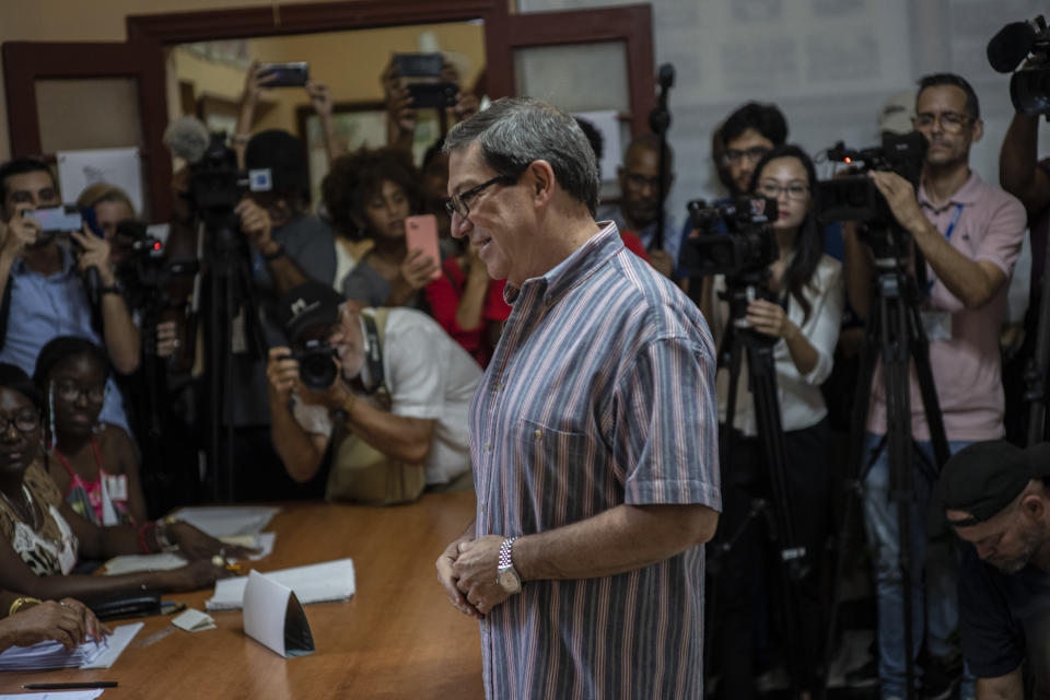 El canciller de Cuba, Bruno Rodríguez, se prepara para votar en un colegio electoral en La Habana, Cuba, el domingo 26 de marzo de 2023. Los cubanos votan por los diputados que conformarán la Asamblea Nacional del Poder Popular, un parlamento unicameral. (Foto AP/Ramón Espinosa)