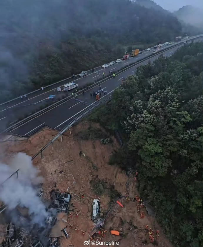 廣東梅龍高速公路大埔往福建方向，今天(1日)凌晨發生路面部份塌陷事故，造成至少19人死亡。(微博)