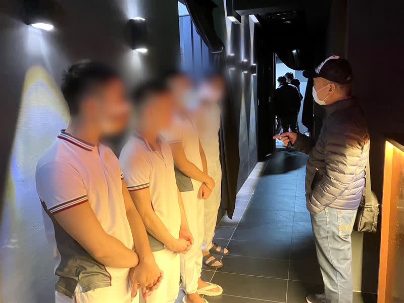萬華警方搜索養生會館，當場查獲按摩師、客人色情按摩。（圖／翻攝畫面）
