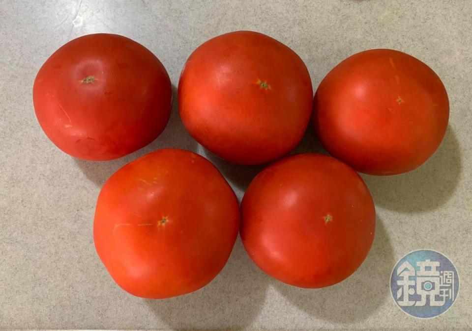 準備5顆番茄。