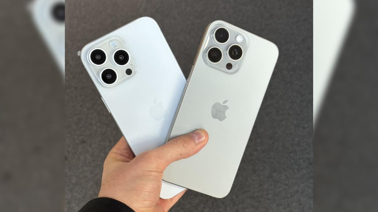  Iphone 16 pro max next to 15 pro max. 