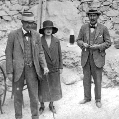 Howard Carter, Lord Carnarvon y su hija Lady Evelyn Herbert en la escalinata de acceso a la recién descubierta tumba de Tutankamón, noviembre de 1922. <a href="https://commons.wikimedia.org/wiki/File:Howard_Carter,_Lord_Carnarvon_and_Lady_Evelyn_Herbert_at_Tutankhamen%27s_tomb_(cropped).jpg" rel="nofollow noopener" target="_blank" data-ylk="slk:The Griffith Institute Archive / Wikimedia Commons;elm:context_link;itc:0;sec:content-canvas" class="link ">The Griffith Institute Archive / Wikimedia Commons</a>