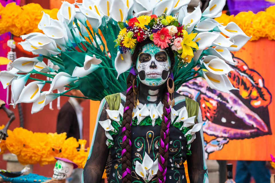 Una mujer disfrazada de catrina en las calles de Guanajuato. Foto: Getty Images. 