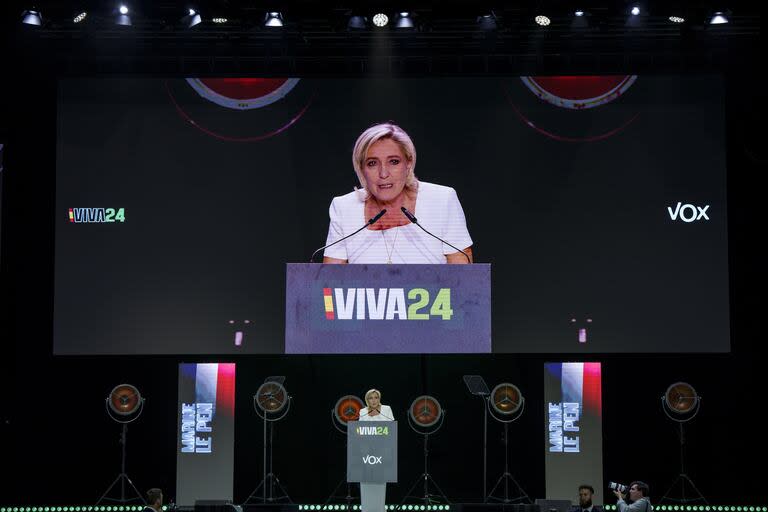 La líder del partido de extrema derecha francés Rally Nacional, Marine Le Pen, gesticula mientras pronuncia un discurso en el escenario durante el mitin «Europa Viva 24» del partido de extrema derecha español Vox en Madrid, España, el domingo 19 de mayo de 2024.