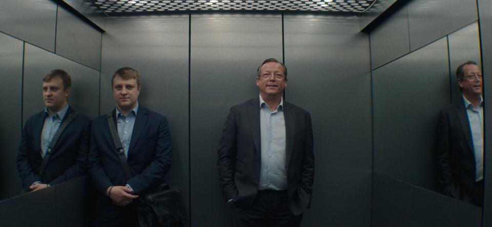 Magnus A. Cramer (Matthias Brandt, rechts) findet, dass Felix Armand (Thomas Schubert) nicht Arschloch genug ist, um Chef zu sein. (Bild: Netflix)
