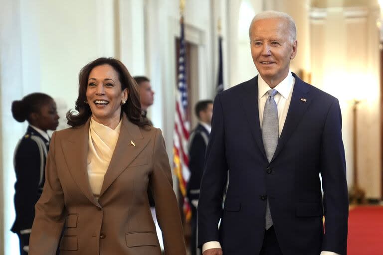 La vicepresidenta Kamala Harris, a la izquierda, y el presidente Joe Biden llegan a un acto en la Sala Este de la Casa Blanca, el 9 de mayo de 2024, en Washington. 