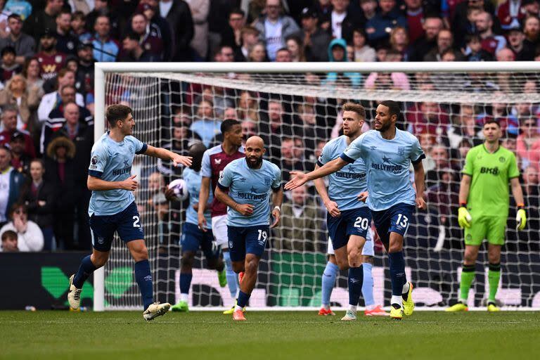 Aston Villa pasó de 2-0 a 3-2 en menos de 10 minutos ante Brentford; lo sufren Emiliano 