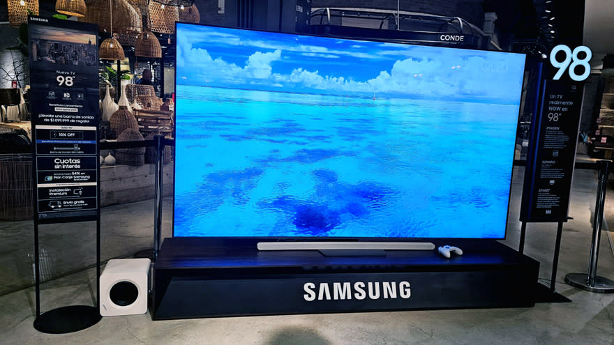 Debajo del televisor de Samsung se observa la barra de sonido incluida en la oferta de lanzamiento.