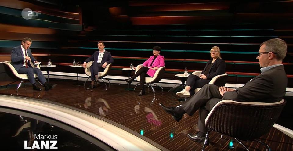 Geladen waren bei Markus Lanz (links) am Mittwochabend CDU-Politiker Tobias Hans (zweiter von links), FDP-Frau Christine Aschenberg-Dugnus (dritte von links), die Journalistin Nadine Lindner und der Immunologe Prof. Carsten Watzl. (Bild: ZDF / Screenshot)