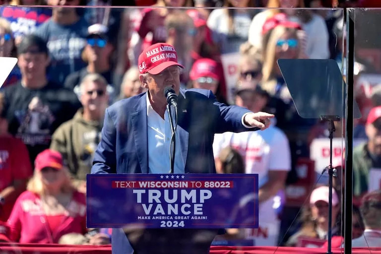 El candidato presidencial republicano Donald Trump habla durante un acto de campaña en el Aeropuerto Central de Wisconsin, el sábado 7 de septiembre de 2024, en Mosinee, Wisconsin. 