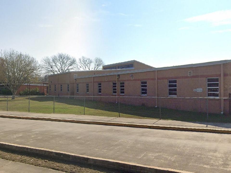 Robb Elementary School cerró sus instalaciones cuando la policía respondió a la investigación de un tirador activo (Google Maps)